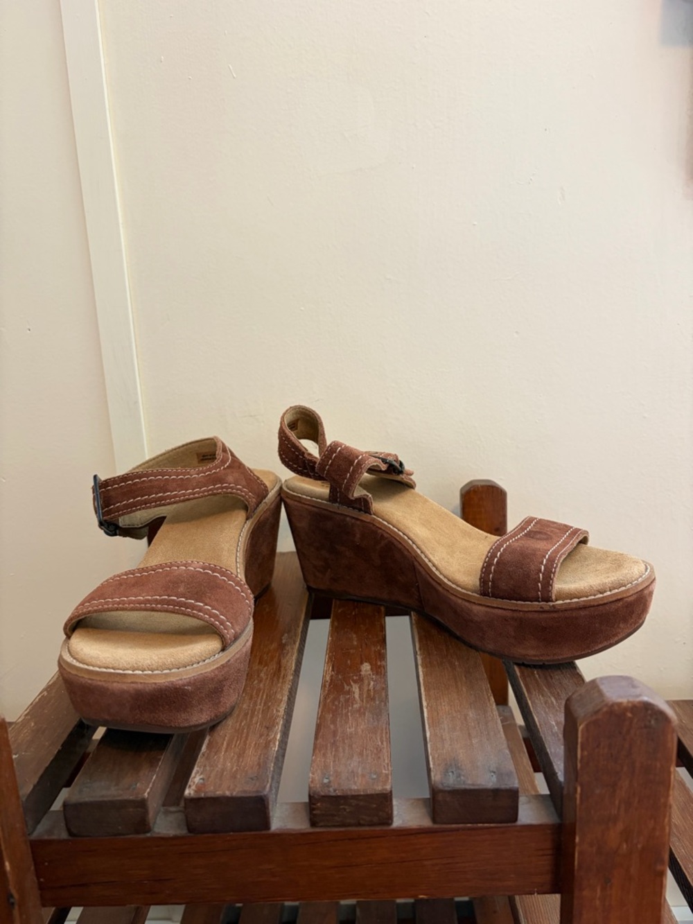 8 women’s Clark heel
